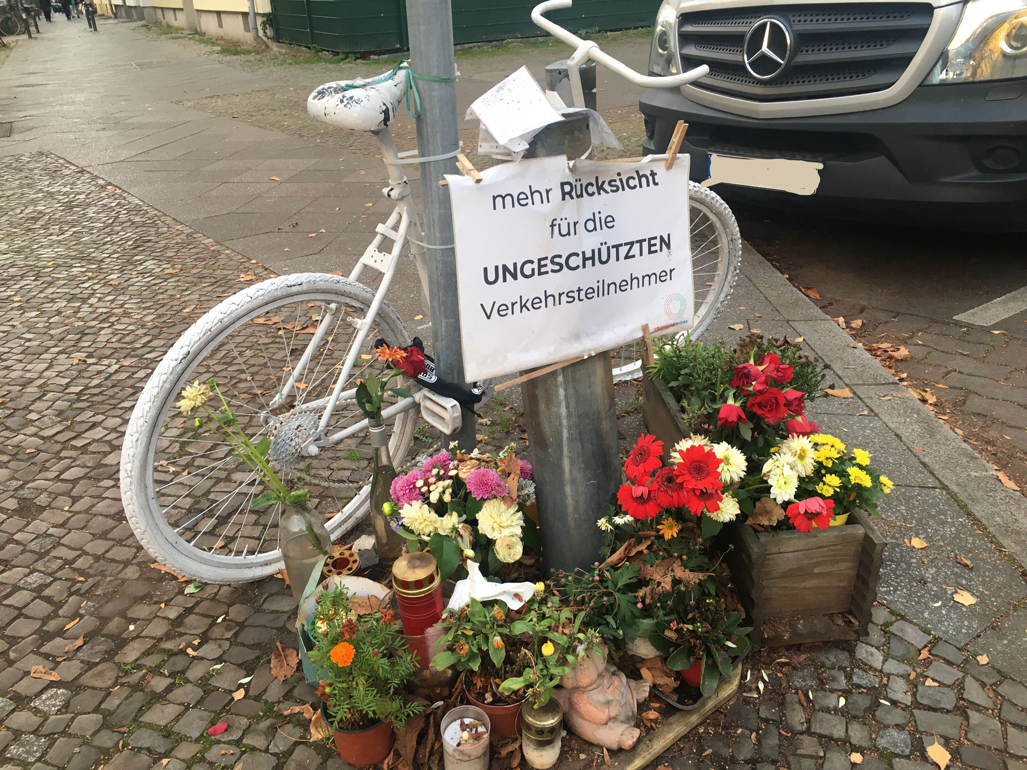 Weißes Fahrrad zur Erinnerung an tödlichen Verkehrsunfall