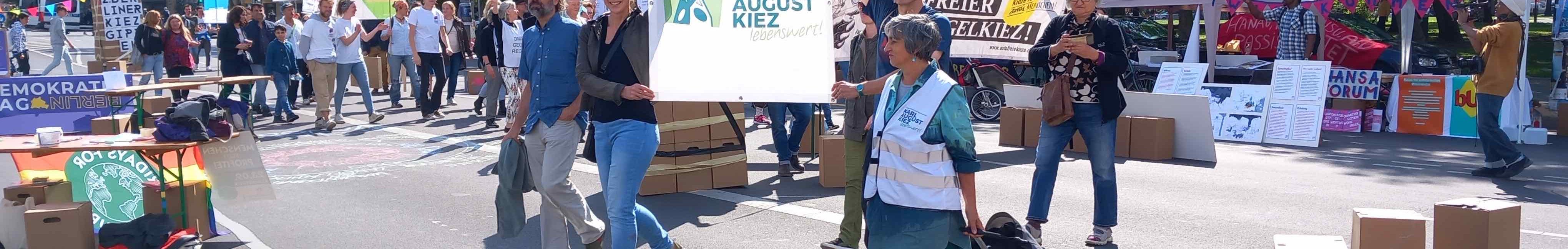 Die Nachbarschaftsinitiative Karl-August-Kiez Lebenswert beim Einzug der Initiativen auf dem Kiezgipfel